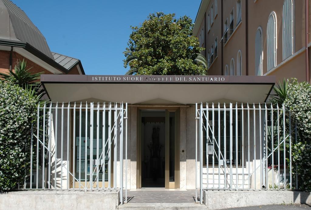 Casa Religiosa Per Ferie Ancelle Del Santuario Hotel โรม ภายนอก รูปภาพ