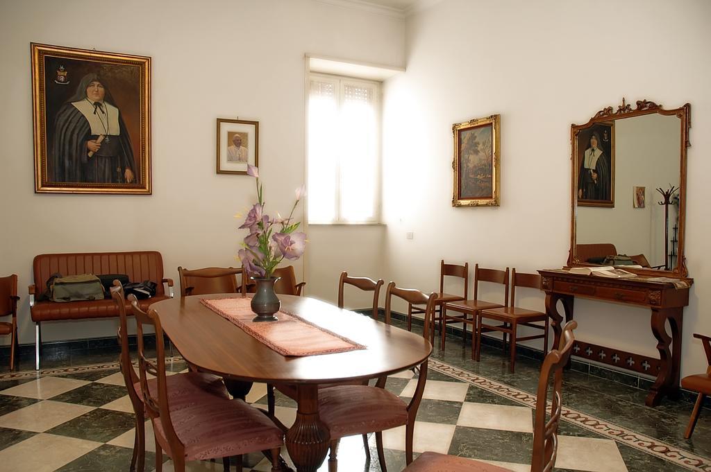 Casa Religiosa Per Ferie Ancelle Del Santuario Hotel โรม ภายนอก รูปภาพ