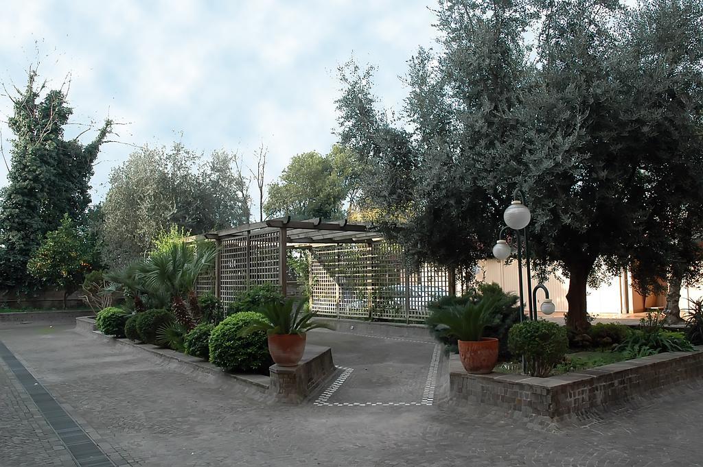 Casa Religiosa Per Ferie Ancelle Del Santuario Hotel โรม ภายนอก รูปภาพ
